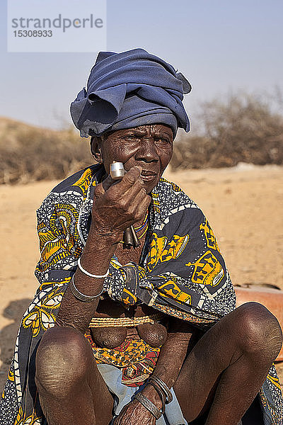 Alte Mucubal-Stamm Frau  die ihre Pfeife raucht  Mucubal-Stamm  Tchitundo Hulo  Angola