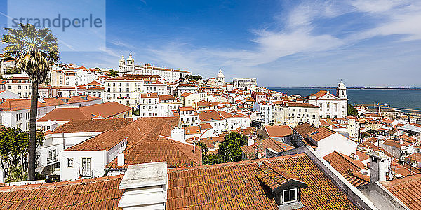 Portugal  Lissabon  Blick auf den Bezirk Alfama und den Tejo