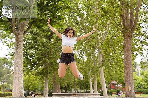 Junge Frau springt im Park