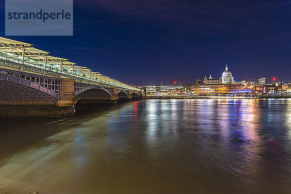 Skyline der Londoner Stadt mit Blackfriars Bridge  London  UK