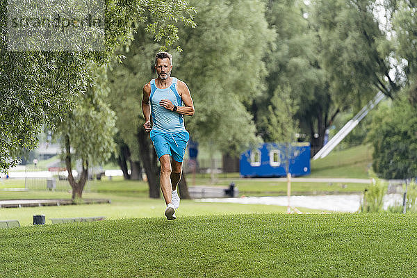 Sportlicher Mann joggt in einem Park