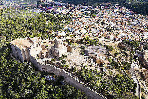 Luftaufnahme der Burg von Capdepera durch Wohngebäude im Dorf