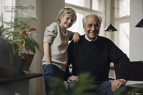Porträt eines glücklichen Grossvaters und Enkels zu Hause