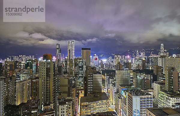 Stadtansicht am Abend  Kowloon  Hongkong  China