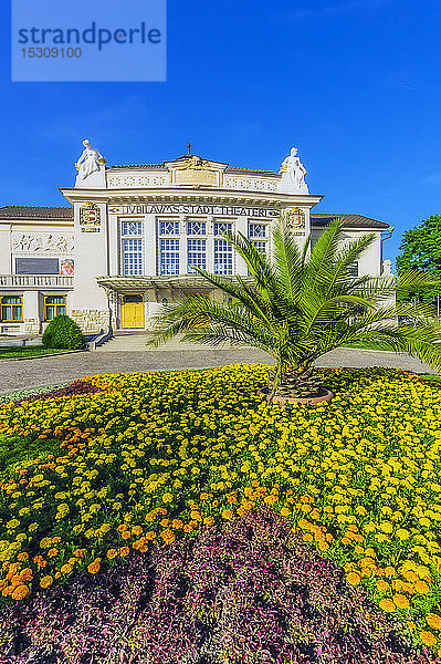 Österreich Â Kärnten Â Klagenfurt Â StadttheaterÂ Klagenfurt mit Blumenbeet im Vordergrund