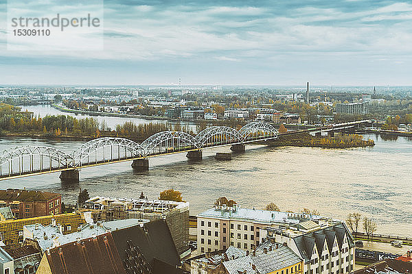 Blick von oben auf die Stadt mit der Eisenbahnbrücke  Riga  Lettland