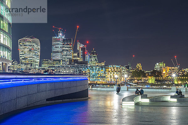 Skyline der Londoner City mit Southbank in der Nähe des Rathauses  London  UK