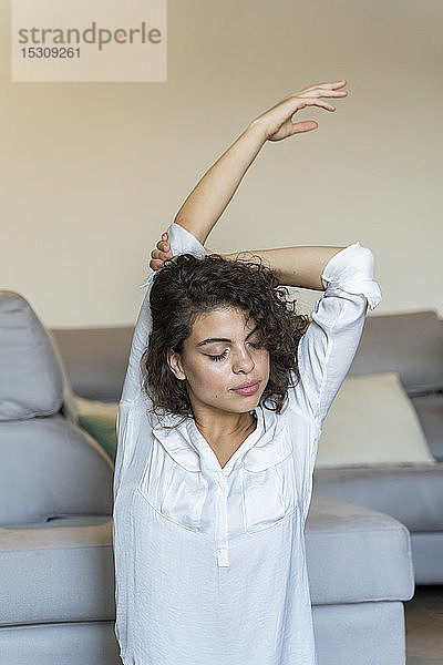 Junge Frau beim Stretching zu Hause