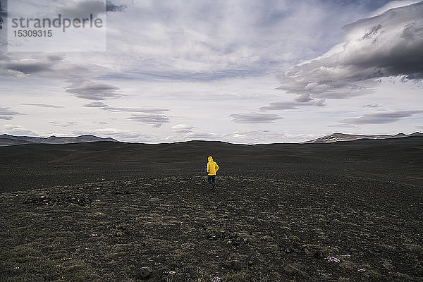 Erwachsener Mann wandert im isländischen Hochland