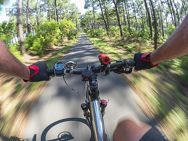 Frankreich  Landes  älterer Mann auf E-Bike im Wald