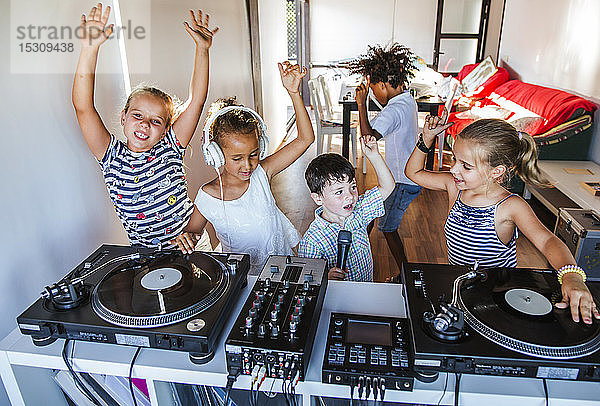 Junge Freunde feiern eine Party an der Drehscheibe