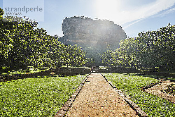 Blick auf den Löwenfelsen mit Burg  Sigiriya  Sri Lanka