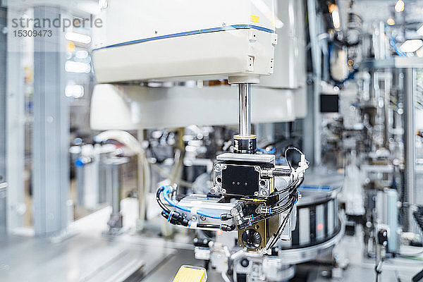 Komplizierter Maschinenpark in einer modernen Fabrik  Stuttgart  Deutschland