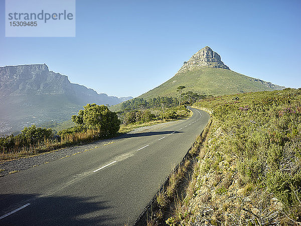 Leere Asphaltstraße zum Lions Head-Berg  Kapstadt  Südafrika