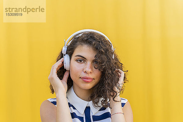 Porträt einer jungen Frau mit Kopfhörer