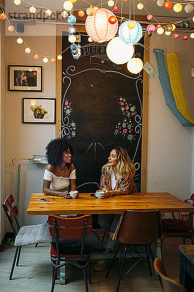 Multikulturelle Frauen unterhalten sich in einem Cafe