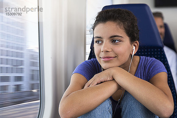 Teenagerin  die allein mit dem Zug reist und Musik hört