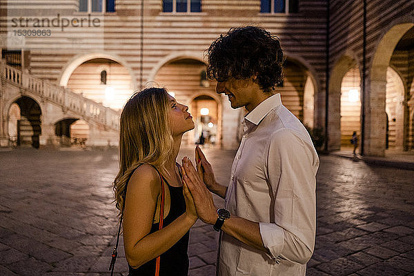 Junges verliebtes Paar nachts in der Stadt  Verona  Italien