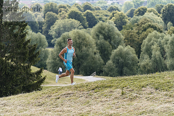 Sportlicher Mann joggt in einem Park