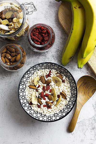 Schüssel mit frischem Müsli und Zutaten von oben gesehen