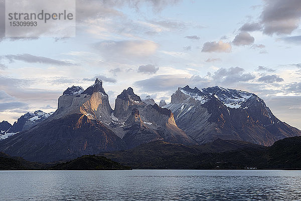 Lago Pehoe und Cuernos del Paine  Nationalpark Torres del Paine  Patagonien  Chile