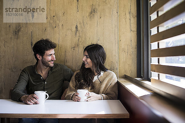 Glückliches Paar trinkt Kaffee in einem Café