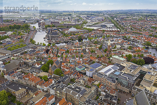Luftaufnahme der Stadtlandschaft von Haarlem gegen den Himmel