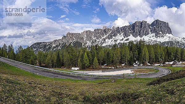 Blick auf die Passstrasse Giau Pass  Dolomiten  Italien