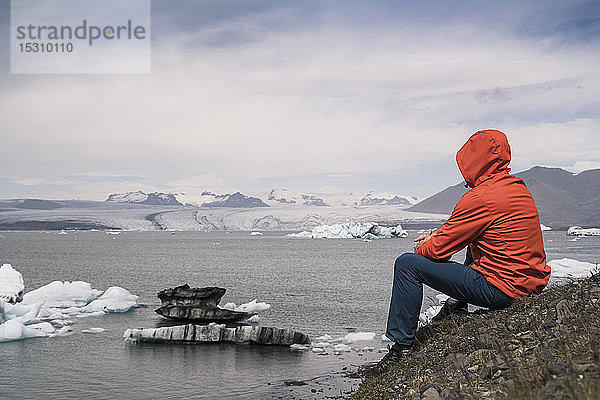 Ein erwachsener Mann beobachtet den Vatnajokull-Gletscher  Island