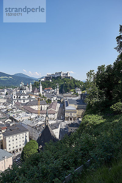 Blick vom Mönchsberg auf die Altstadt  Salzburg  Österreich
