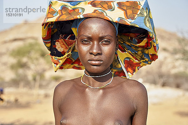 Junge Mucubal-Frau mit ihrem traditionellen Kopftuch  Mucubal-Stamm  Tchitundo Hulo  Virei  Angola