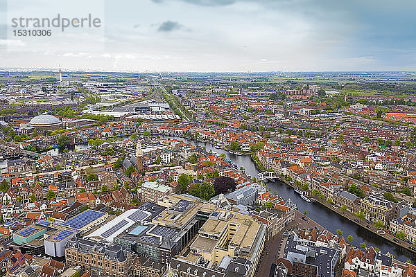Luftaufnahme der Stadt Leiden gegen den Himmel