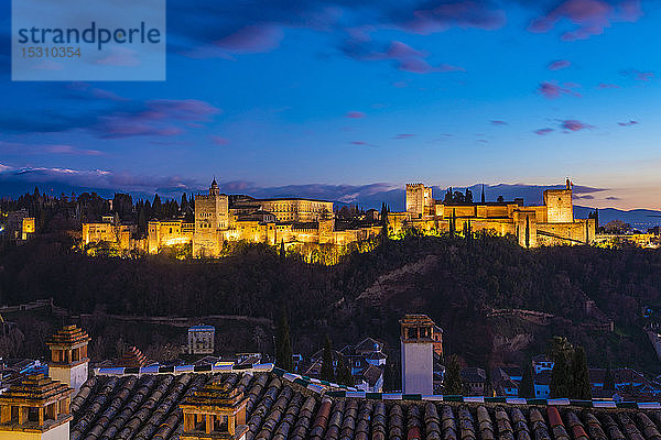 Blick auf die Alhambra mit der Sierra Nevada im Hintergrund bei Sonnenuntergang  Granada  Spanien