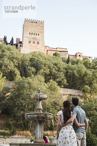 Rückansicht eines Ehepaares beim Blick auf Alhambra  Granada  Spanien