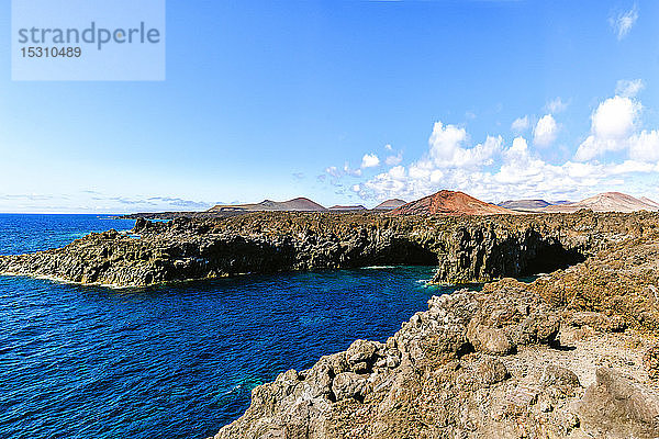 Landschaft der Steilküste von Los Hervideros  Lanzarote  Kanarische Inseln  Spanien