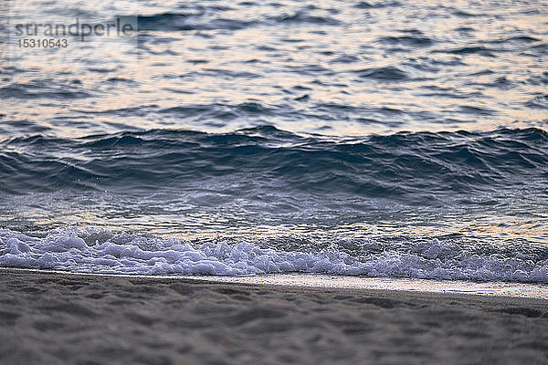 Griechenland  Chalkidiki  Nahaufnahme der Welle am Strand bei Sonnenuntergang