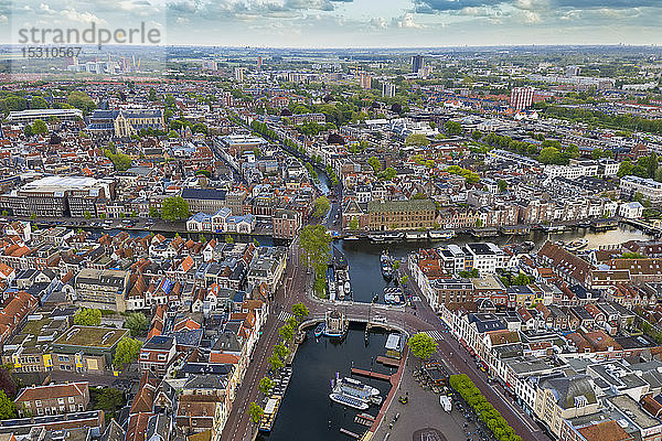 Luftaufnahme des Hafens im Stadtbild von Leiden