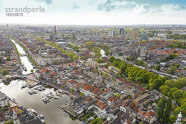 Luftaufnahme der Stadt Leiden mit Hafen