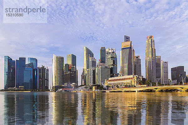 Skyline des Finanzdistrikts und Marina Bay  Singapur