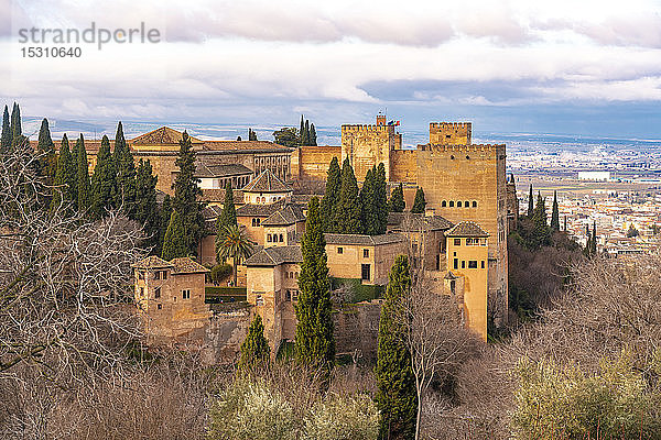 Ansicht des Alhambra-Palastkomplexes von Generallife  Granada  Spanien