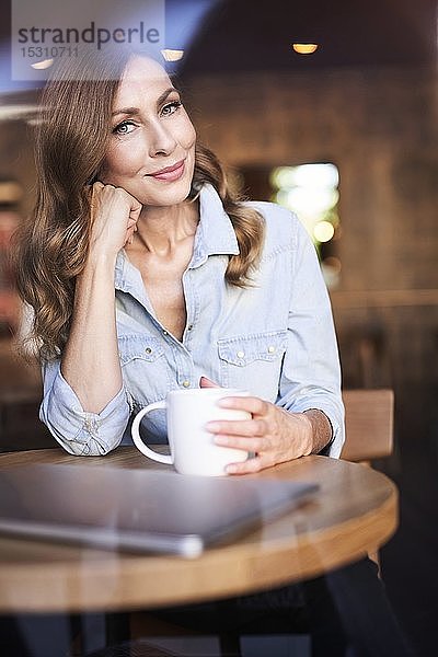 Geschäftsfrau mit einer Tasse Kaffee in einem Cafe