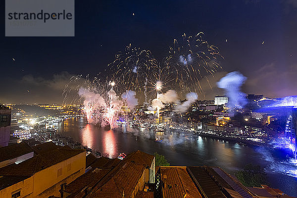 Feuerwerk am Flussufer  Porto  Portugal