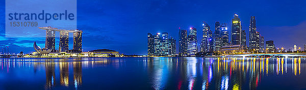 Skyline von Singapur mit Marina Bay  Singapur