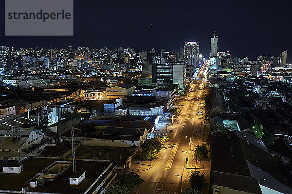 Drohnen-Nachtansicht des Viertels Baixa  Maputo  Mosambik