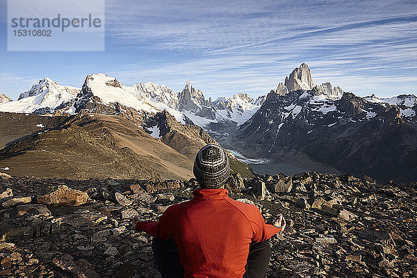 Mann betrachtet die Berge Fitz Roy und Cerro Torre  Nationalpark Los Glaciares  Patagonien  Argentinien