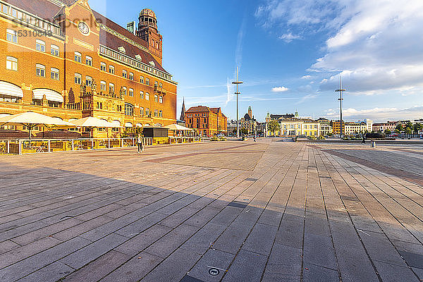 Gebäude auf dem Stadtplatz am Hafen von Malmö gegen den Himmel