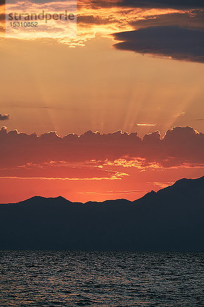 Griechenland  Chalkidiki  Meer und Berg Athos bei Sonnenaufgang