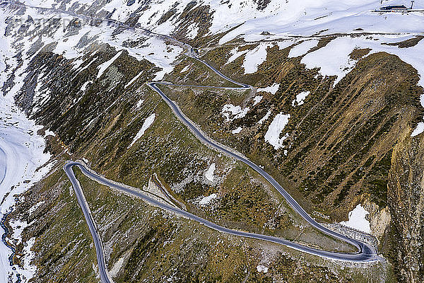 Luftaufnahme über die Straße zum Rettenbachgletscher  Sölden  Ötztal  Tirol  Österreich