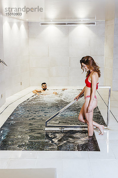 Mann und Frau genießen den Whirlpool in einem Spa