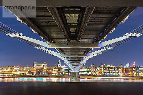 Millenium Bridge mit der Skyline der Stadt  London  UK